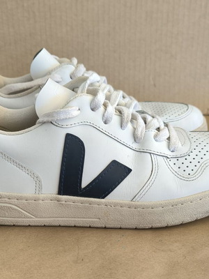 Veja Sneakers V-10 Leather Athletic Shoes Size 37 like new