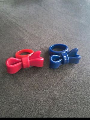 Bow-shaped rings like new, set of 2, blue and red