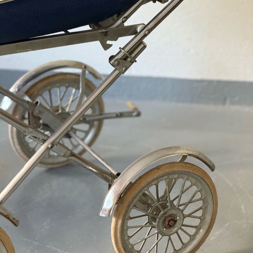 Antique baby stroller used, metal in excellent condition