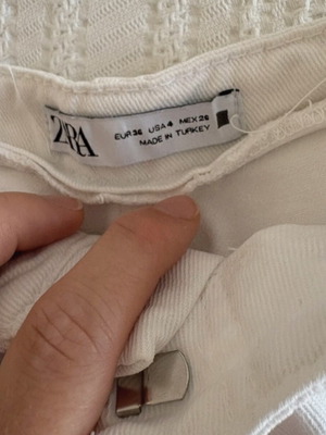 Zara λευκό τζιν σορτς μέγεθος 36 μεταχειρισμένο με χρυσά κουμπιά
