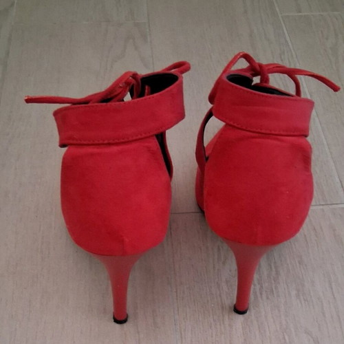 Red pumps with laces like new, size 38