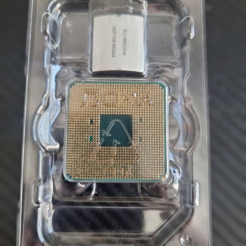 AMD Ryzen 3 2200G like new with genuine cooler