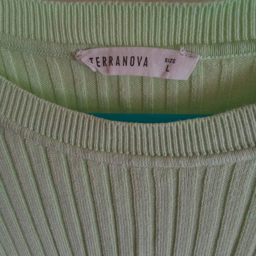 Terranova green t-shirt like new, slim fit, size L
