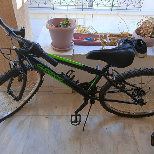 Clermont Freeland mountain bike with Shimano gears and front suspension