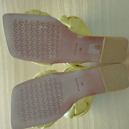 Vicenza leather sandals size 37, new, yellow