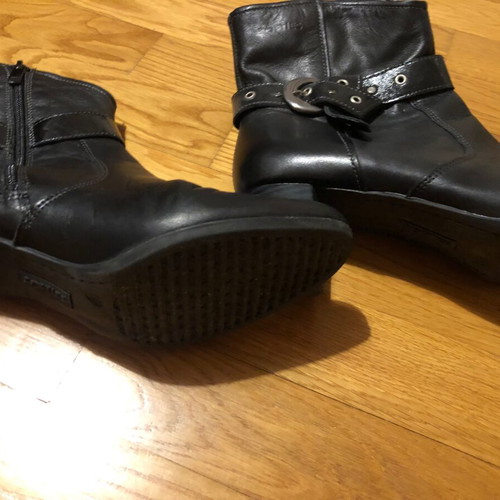 Black leather ankle boots like new, size 41