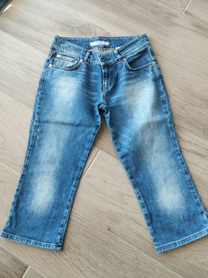 Valentino RED denim capri pants like new, blue, size 27
