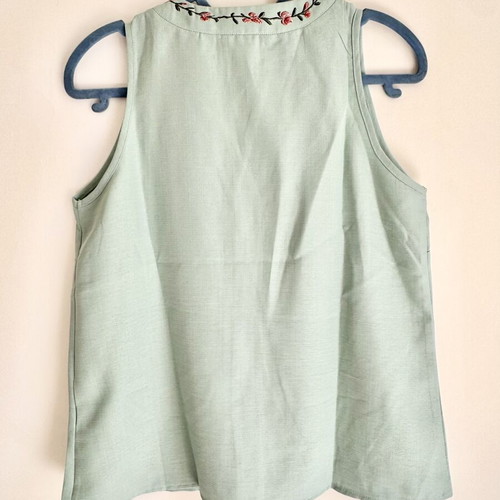 Shein sleeveless blouse new with tags, floral print, size M
