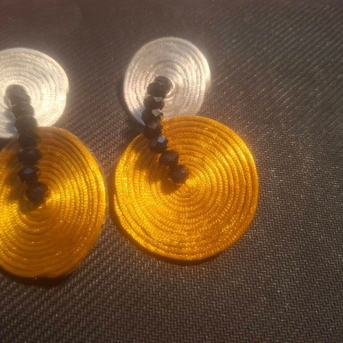 Dangling earrings like new in gold and silver tones
