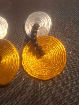 Dangling earrings like new in gold and silver tones