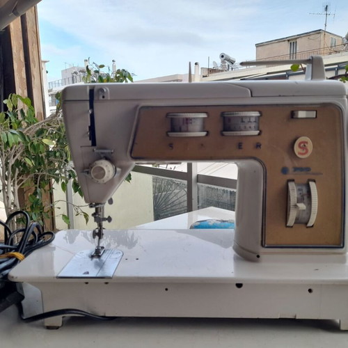 Singer 700 sewing machine used in very good condition