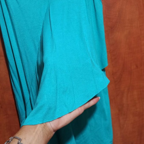 Blouse with V-neck and ruffle design, like new, turquoise