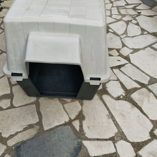 Dog house used with two cracks, dimensions 80x65x65 cm
