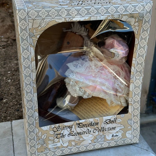 Porcelain doll Erika The Leonardo Collection used with certificate and box