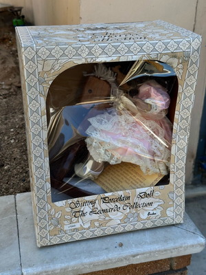 Porcelain doll Erika The Leonardo Collection used with certificate and box