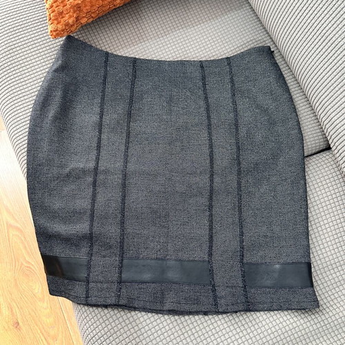 Gray textured skirt like new, size 52
