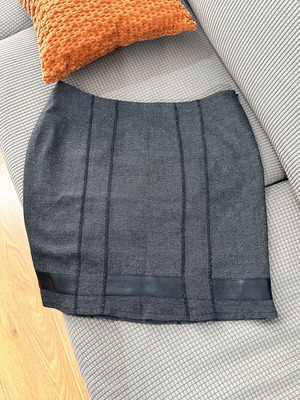 Gray textured skirt like new, size 52