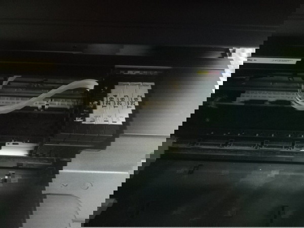 Πολυμηχανημα Epson xp332. Με wi fi για ασύρματη σύνδεση. Διαστάσεις πλάτος 40 , βάθος 30 , ύψος 16.