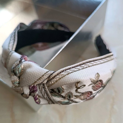 Hairband like new with embossed floral embroidered design