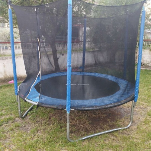 Trampoline 2.40x2.40 like new for yard or house