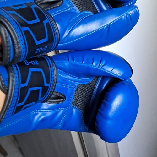 Force1 8 OZ boxing gloves like new, kids size