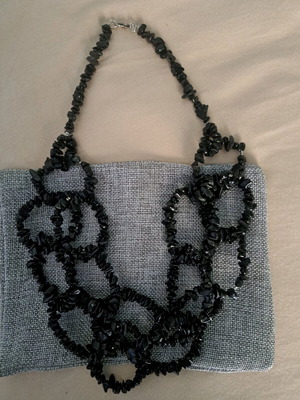 Χειροποιητο κολιε με μαυρες πετρες