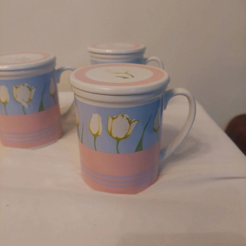 Mugs with lids like new, set of 3 with flowers