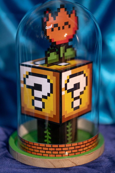 Super Mario Fire Flower από Ρετρό Pixel Art μέσα σε γυάλινο θόλο