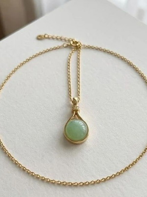 Elegant gold necklace with green stone like new