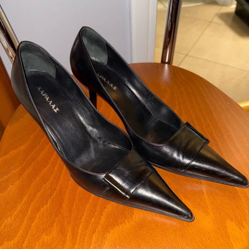 Haralas pumps like new, leather with low heel size 39, black