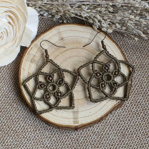 Macrame earrings like new in khaki with bronze details