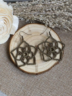 Macrame earrings like new in khaki with bronze details