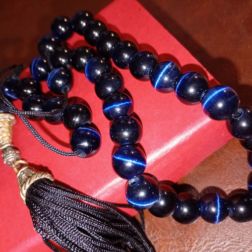 Agate Komboloi handmade, new, 37.5cm with blue iridescence