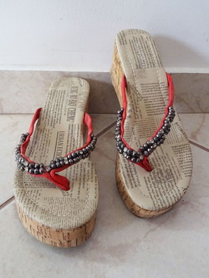 Платформи сандали номер 37, като нови, с уникален декориран мотив и мъниста