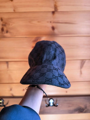 Authentic Gucci hat black like new, small