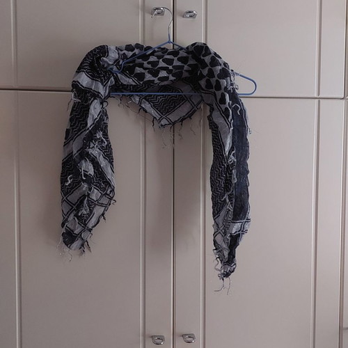 Alexi Andriotti scarf with fringes 100% cotton used