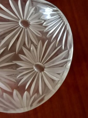 Crystal decorative piece with daisy design like new
