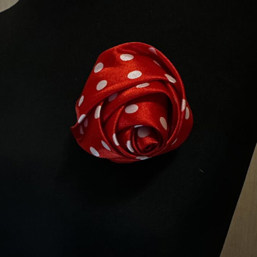Rose-shaped brooch new, white and red