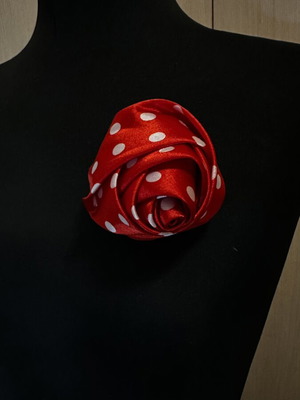 Rose-shaped brooch new, white and red