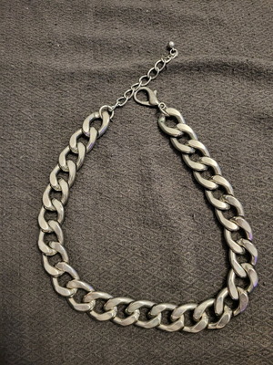Necklace like new, silver color