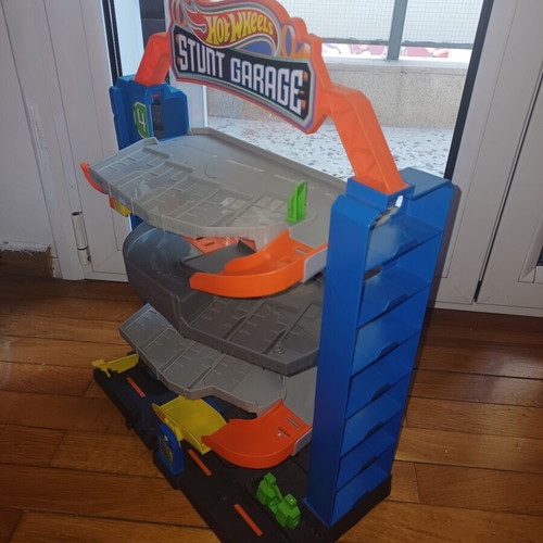 Hot Wheels Stunt Garage play set new for ages 3+
