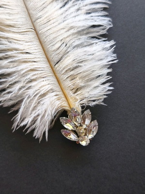 Head accessory with feather used, white and beige