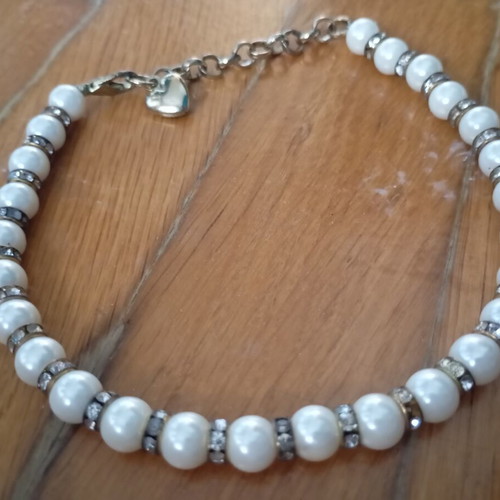 Dog collar necklace with white pearls and rhinestones