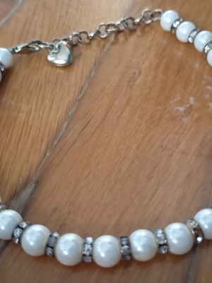 Dog collar necklace with white pearls and rhinestones