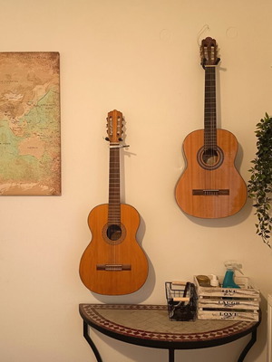 Chateau C08/09/DG acoustic guitar used with wall mount and floor stand