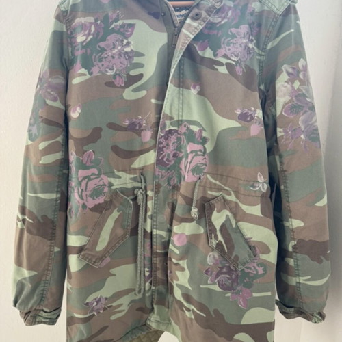 Military waterproof jacket with flowers and removable fur lining, size M