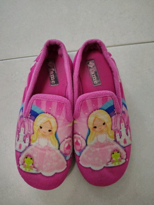 Fame closed slippers for girls like new, pink, princess design