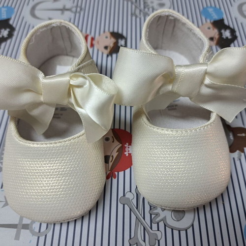 Mayoral baby booties size 17 like new, off white