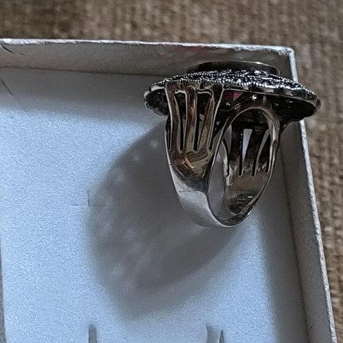 Silver 925 ring like new with vintage style and red stone