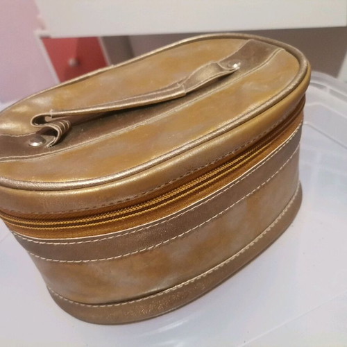 Women's toiletry bag used with mirror and zipper